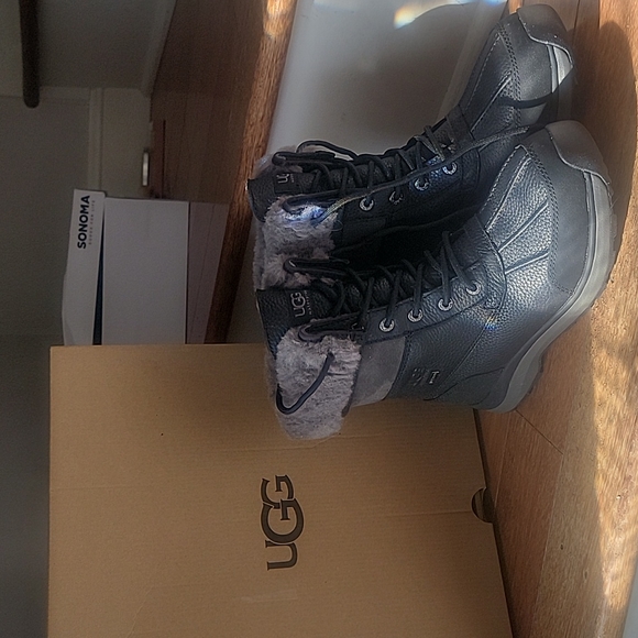 UGG Shoes - Size 7.5 UGG Adirondak boot